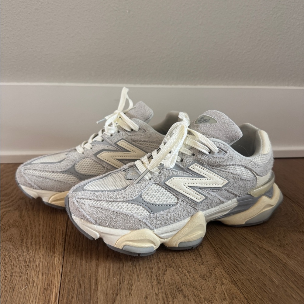 New Balance 9060 Women's Sneakers in Gray and Cream - NEW